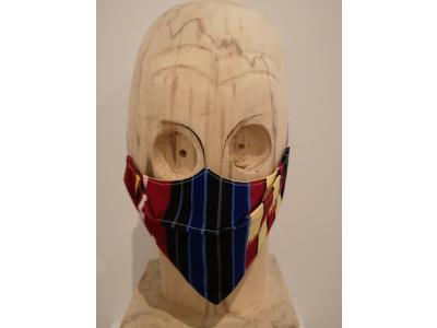 artisanaal mondmasker donkerblauw en zwart met streepjes  rood en geel