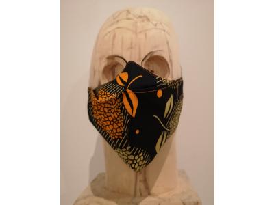 artisanaal mondmasker gemengde kleuren oranje en gouden appeltjes met zwart