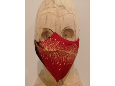 artisanaal mondmasker rood  met gele horizontale pluim 