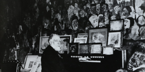 James Ensor aan zijn harmonium, 1925. Fotograaf anoniem.