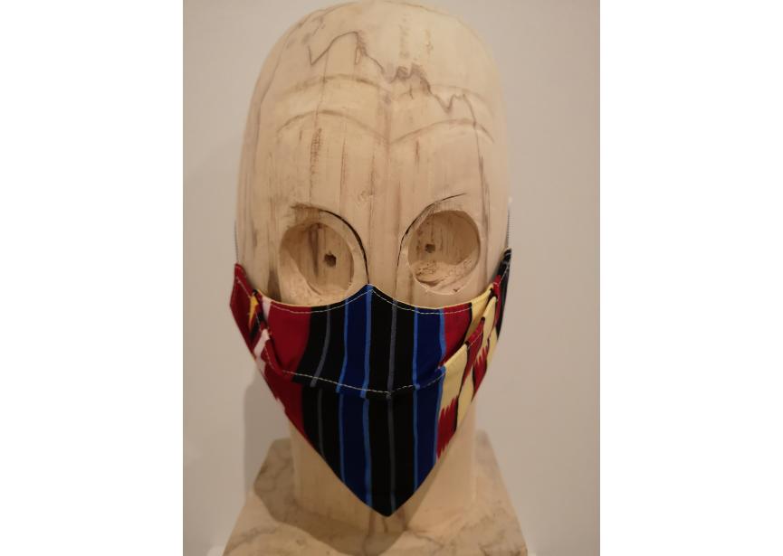 artisanaal mondmasker donkerblauw en zwart met streepjes  rood en geel