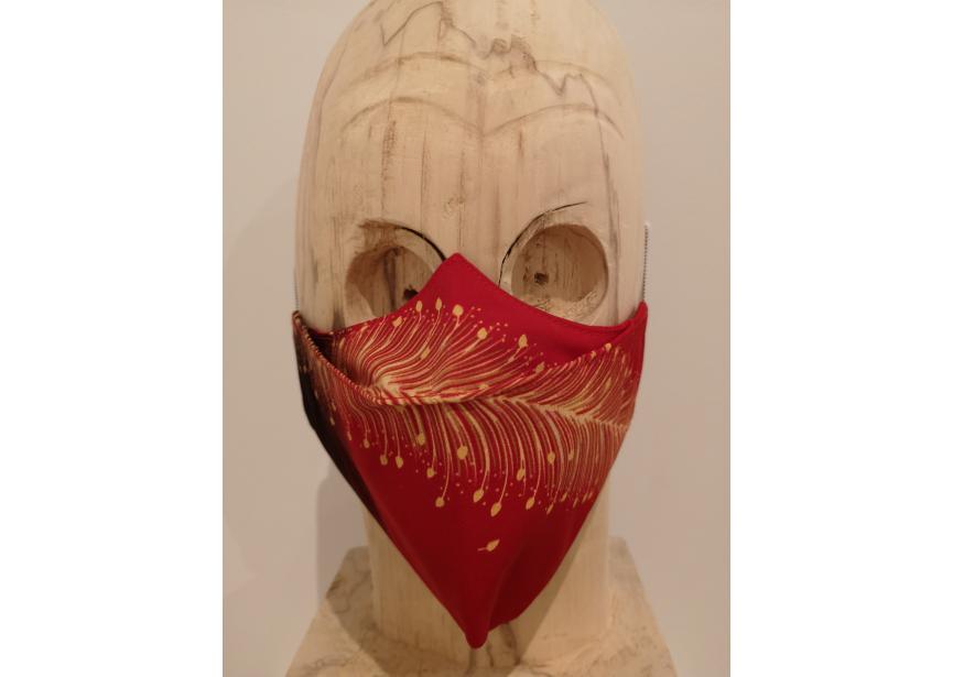 artisanaal mondmasker rood  met gele horizontale pluim 