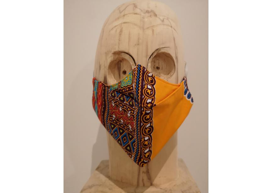 artisanaal mondmasker effen oranje met rechts gemengde kleuren print